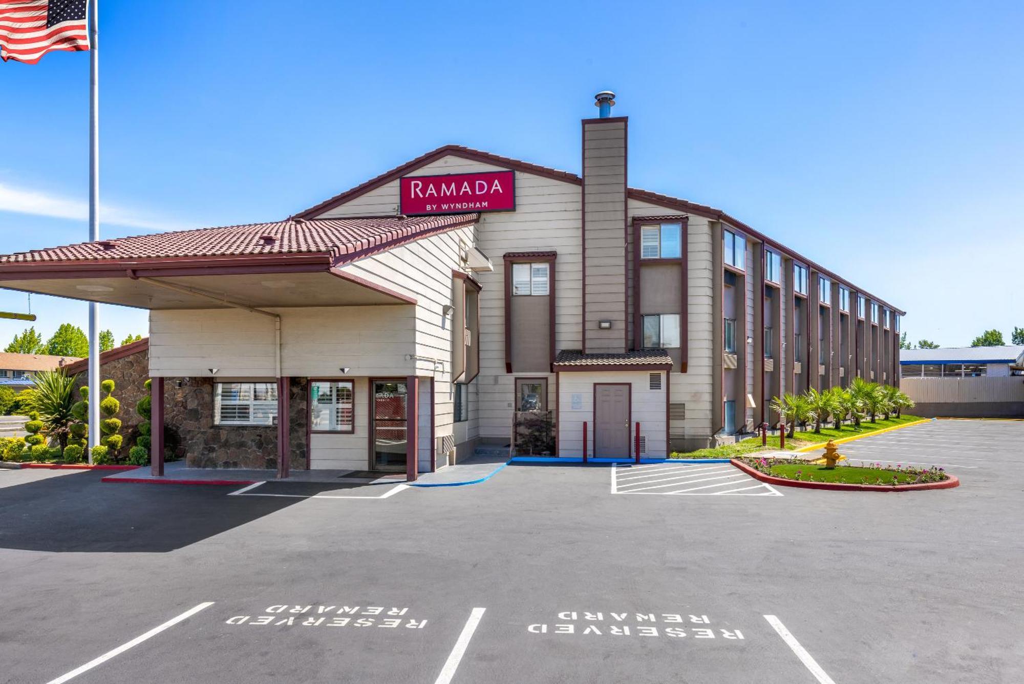 Motel Ramada By Wyndham Medford Airport North Exterior foto